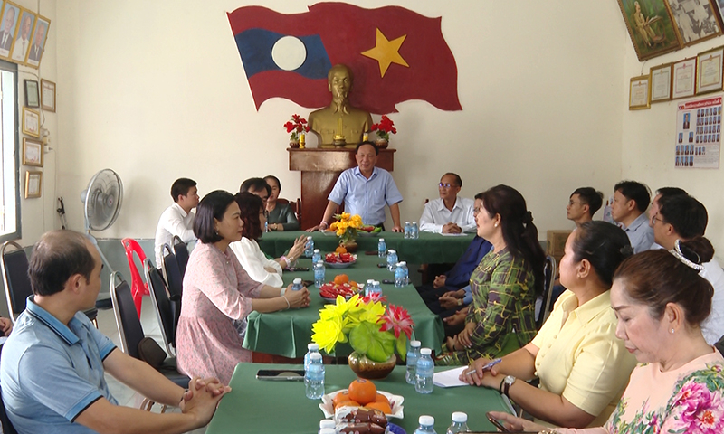 Đồng chí Phó Bí thư Thường trực Tỉnh ủy Trần Hải Châu tặng quà Hội người Việt Nam tỉnh Khăm Muồn.