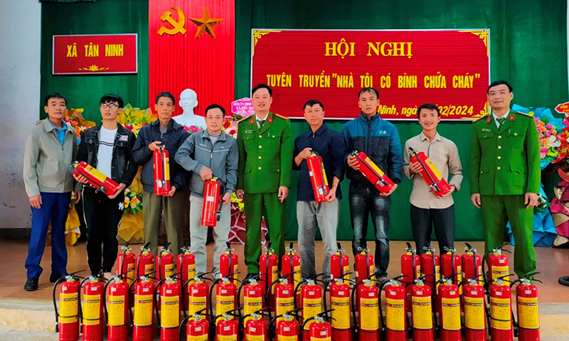 Công an huyện Quảng Ninh thường xuyên nhắc nhở, tuyên truyền cho người dân về PCCC tại khu dân cư.