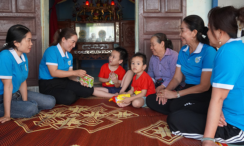 Đại diện Hội LHPN xã Nhân Trạch và Chi hội Phụ nữ thôn Nhân Đức thăm hỏi gia đình có bố mẹ đi xuất khẩu lao động, ông bà ở nhà chăm sóc các cháu.