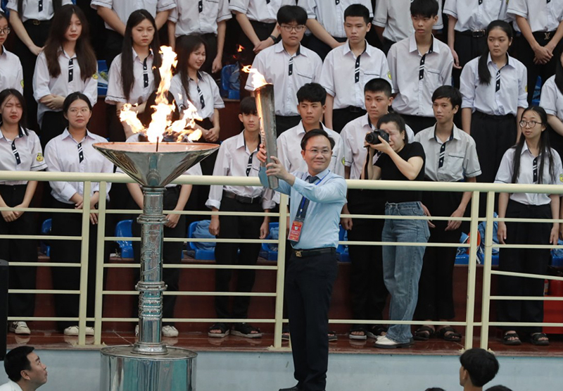 Đồng chí Phó Chủ tịch UBND Hoàng Xuân Tân thắp ngọn đuốc truyền thống tại HKPĐ tỉnh Quảng Bình lần thứ XVI.