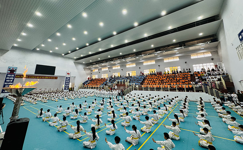 Màn đồng diễn với sự tham gia của hàng trăm VĐV, học sinh trên địa bàn. 