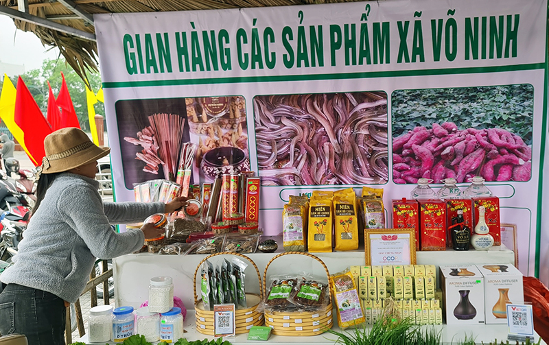 Các hội chợ, phiên chợ giới thiệu nông sản đã góp phần nâng tổng mức bán lẻ hàng hóa.