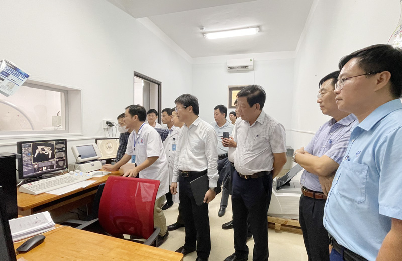 Thực hiện chuyển giao kỹ thuật cho đội ngũ y tế tại bệnh viện.