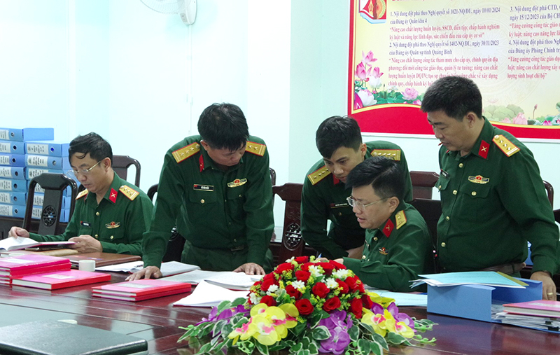 Kiểm tra hệ thống sổ sách văn bản của các đảng ủy cơ sở.