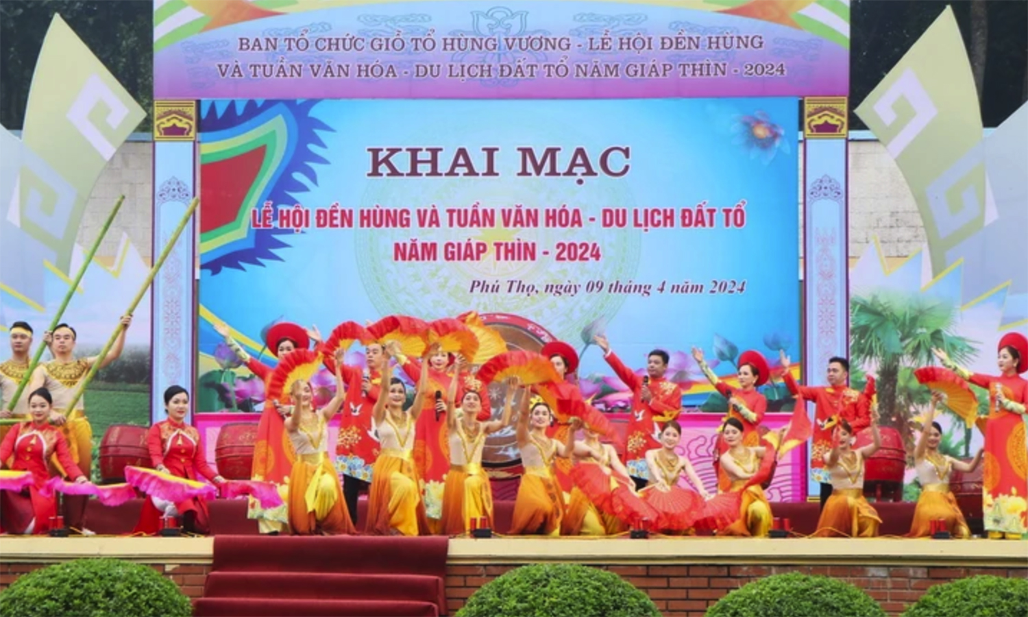 Chương trình trình biểu diễn mở màn cho chuỗi các sự kiện Lễ hội Đền Hùng và Tuần Văn hóa-Du lịch Đất Tổ năm Giáp Thìn 2024. (Ảnh: Tạ Toàn/TTXVN)