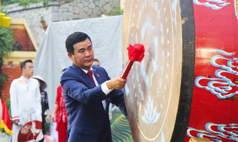 Phó Chủ tịch UBND tỉnh Phú Thọ Hồ Đại Dũng đánh trống khai hội Đền Hùng và Tuần Văn hóa - Du lịch Đất Tổ năm Giáp Thìn - 2024. (Ảnh: Tạ Toàn/TTXVN)