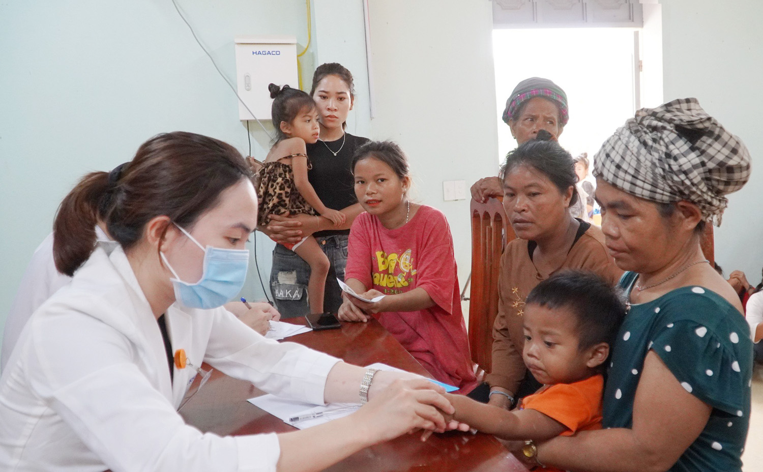 Các y bác sĩ khám bệnh cho người dân xã Dân Hóa.