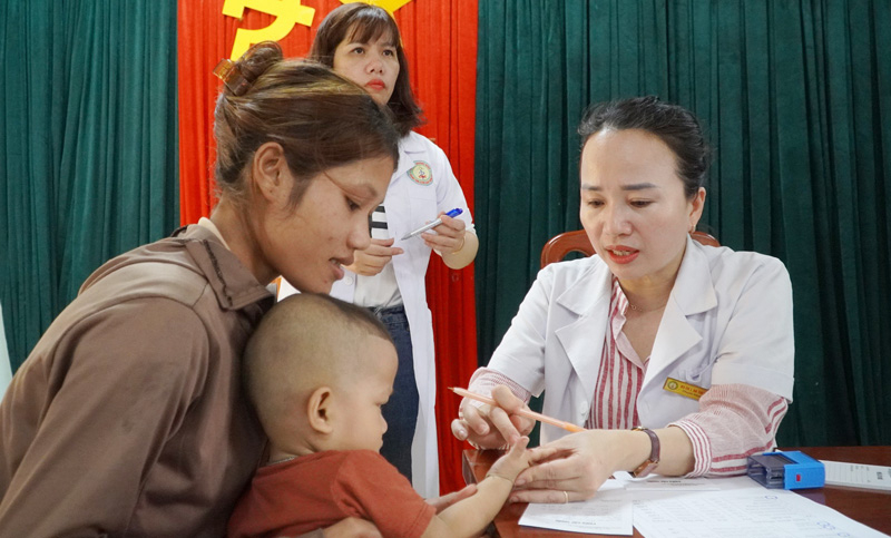Bác sĩ hướng dẫn cho phụ huynh cách phát hiện bệnh ghẻ ở trẻ em.