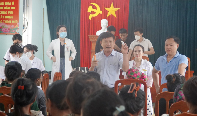 Bác sĩ Trung tâm Kiểm soát bệnh tật tỉnh hướng dẫn cho bà con cách điều trị bệnh ghẻ.