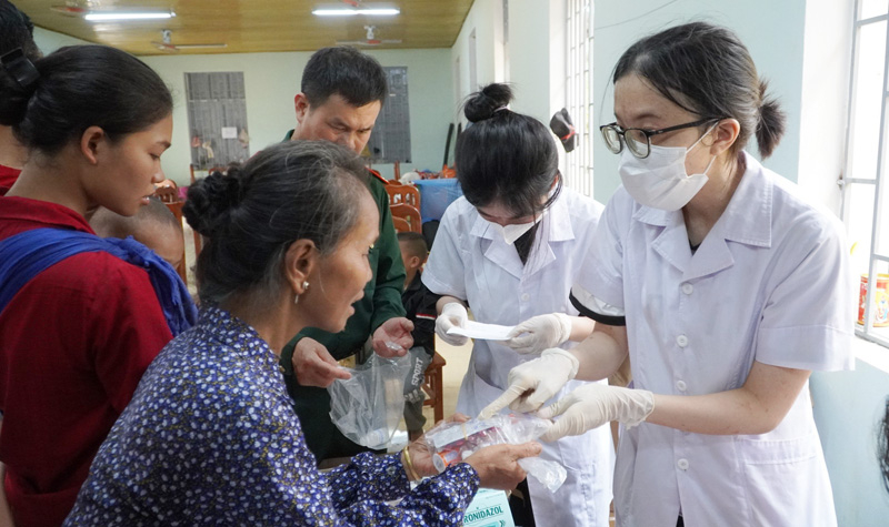 Cấp phát thuốc cho người dân phòng chống dịch bệnh theo mùa.