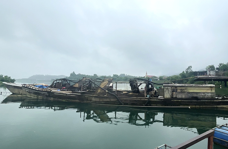 Hai thuyền khai thác cát trái phép trên tuyến sông Son bị tạm giữ để xử lý.