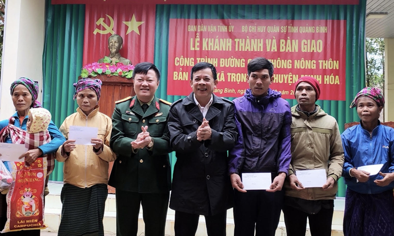 Đại diện lãnh đạo Bộ CHQS tỉnh và Ban Dân vận Tỉnh ủy tặng quà cho bà con bản K-ing (xã Trọng Hóa, Minh Hóa).