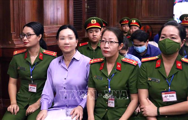 Bị cáo Trương Mỹ Lan (thứ 2, từ trái sang) tại phiên tòa ngày 7-3. Ảnh: TTXVN