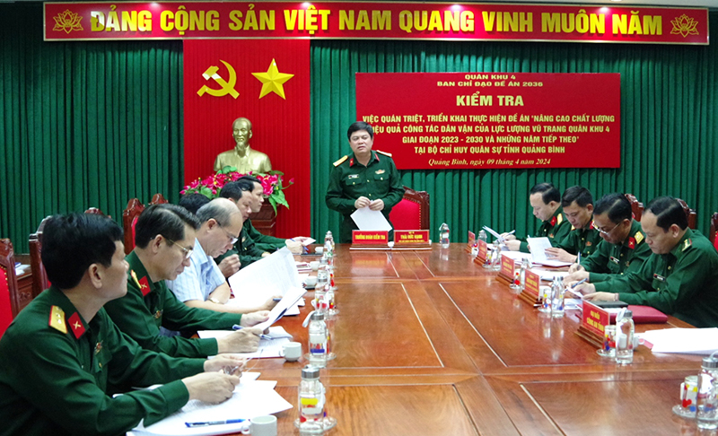 Đoàn công tác kiểm tra tại Bộ CHQS tỉnh.