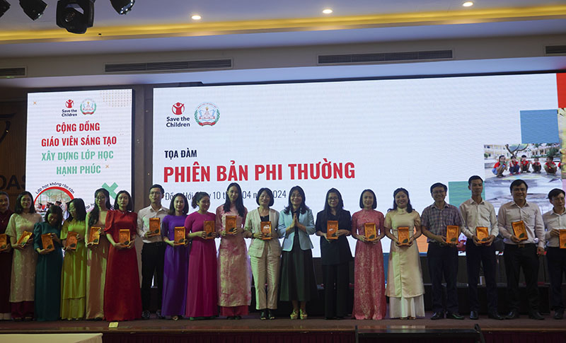 Ban tổ chức tặng quà cho các giáo viên tham gia chiến dịch “Cộng đồng giáo viên (GV) sáng tạo xây dựng lớp học hạnh phúc”