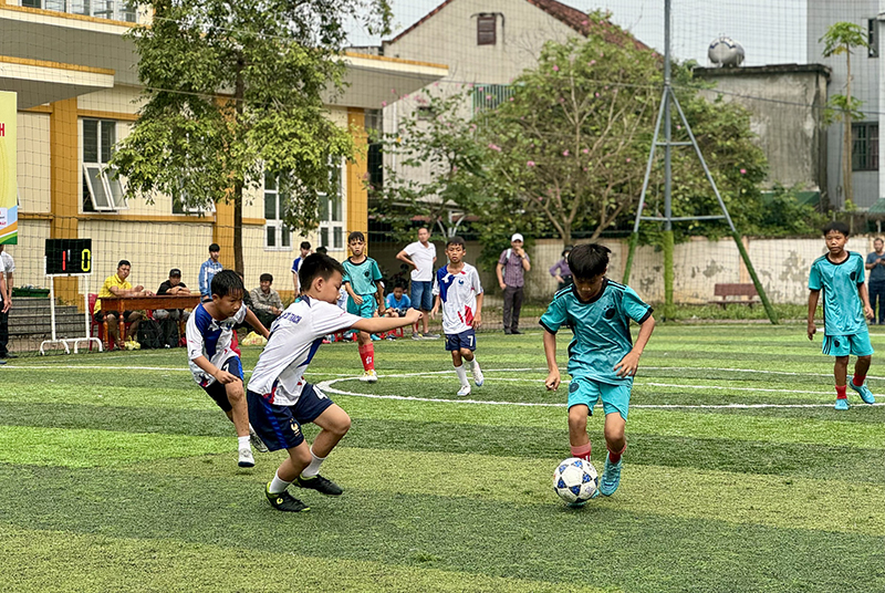Các VĐV viên tranh tài ở môn bóng đá. 