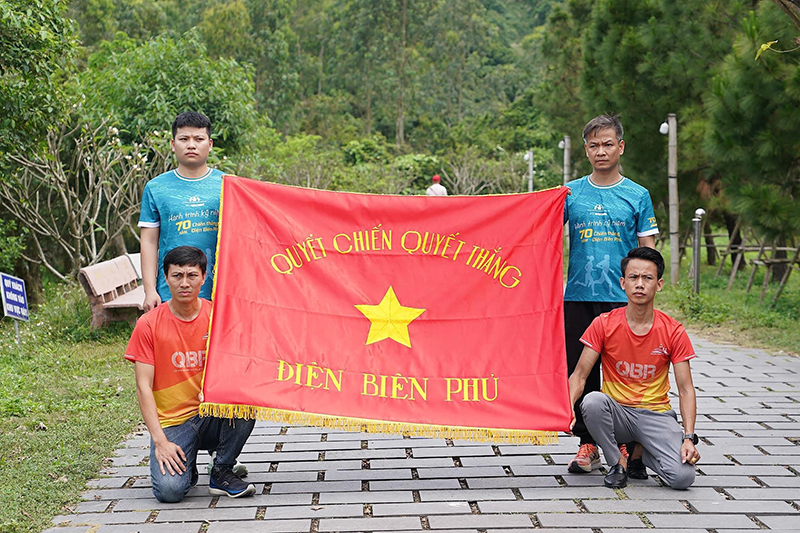 Các VĐV sẽ mang theo phiên bản lá cờ Quyết Chiến-Quyết Thắng trong suốt hành trình 