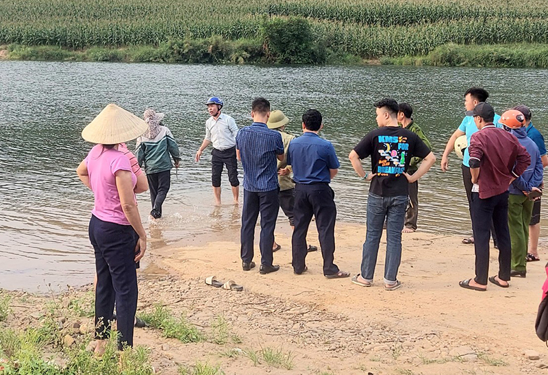 Nhiều người dân đến xem vụ việc, cứu vớt thi thể hai học sinh xấu số.