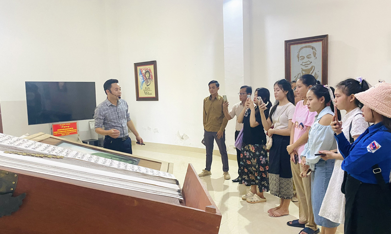  Niềm vui của những người làm công tác thuyết minh ở bảo tàng chính là kết nối hiện vật với du khách.