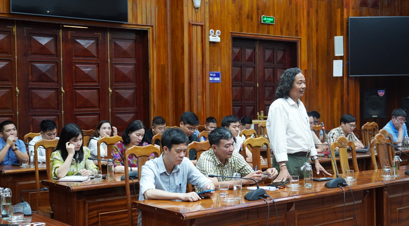 Các phóng viên báo chí trao đổi tại cuộc họp báo.