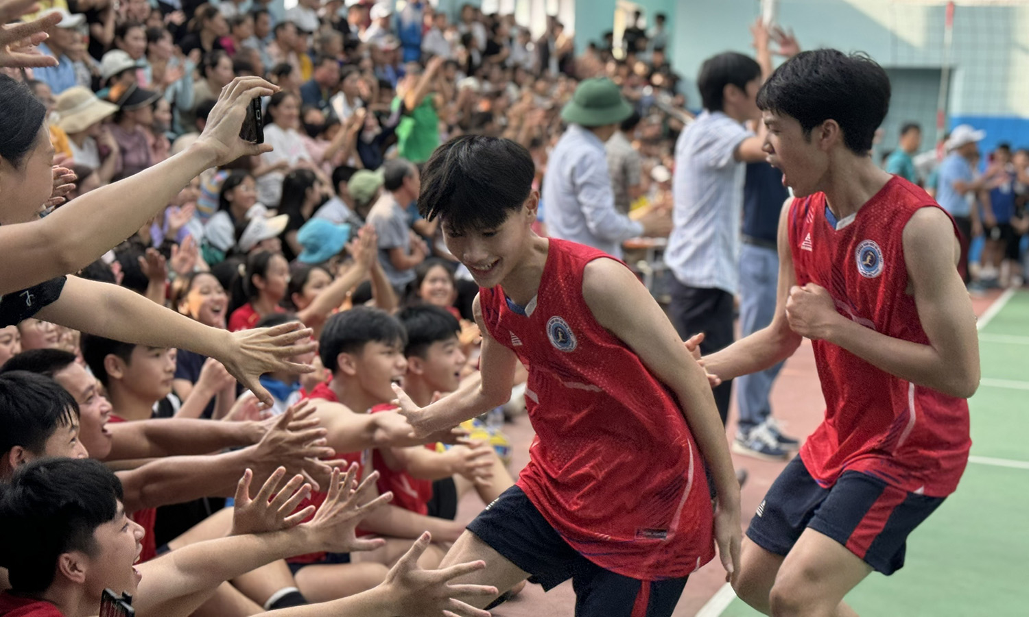 Niềm vui trên sân đấu.