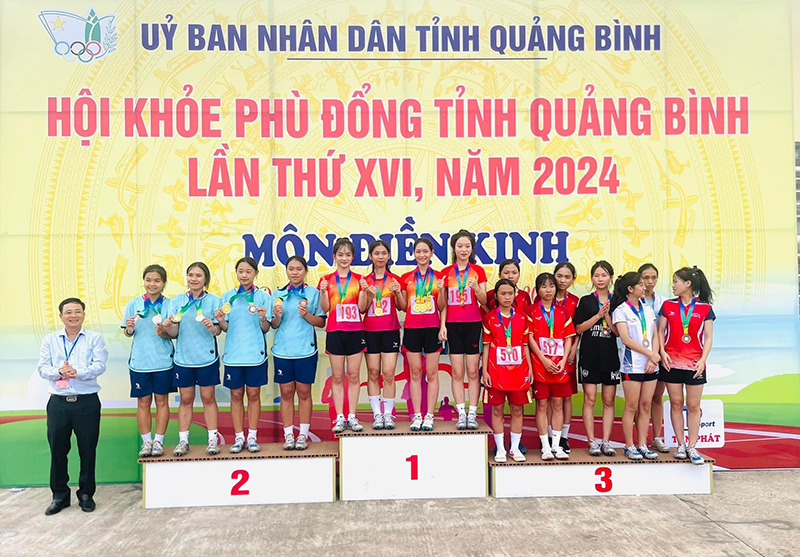 Giám đốc Sở GD-ĐT Đặng Ngọc Tuân trao huy chương cho các VĐV xuất sắc.