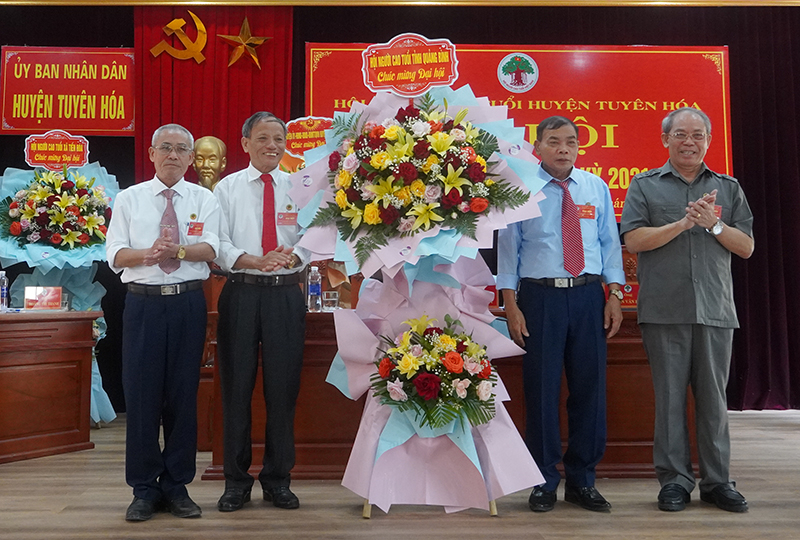 Hội Người cao tuổi tỉnh tặng hoa, chúc mừng đại hội.