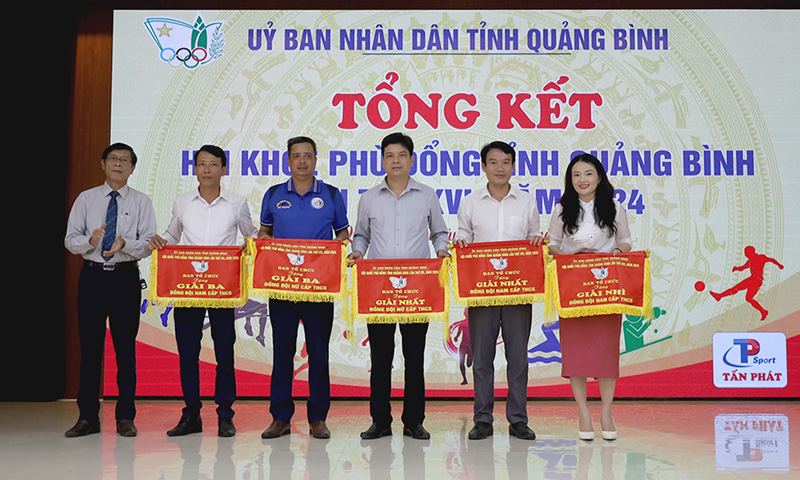 Trao giải đồng đội khối THCS.