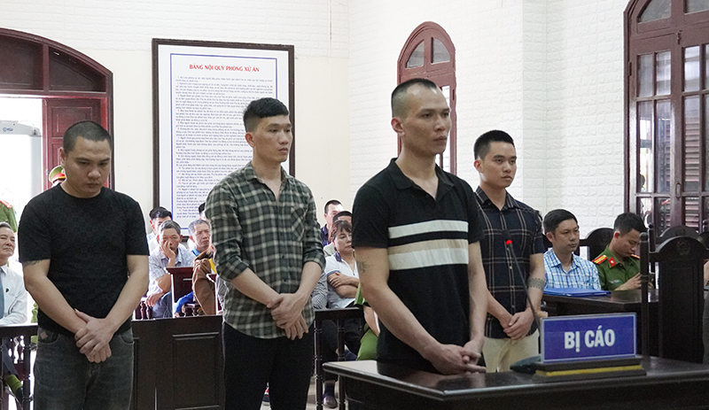 Các bị cáo trước phiên tòa.