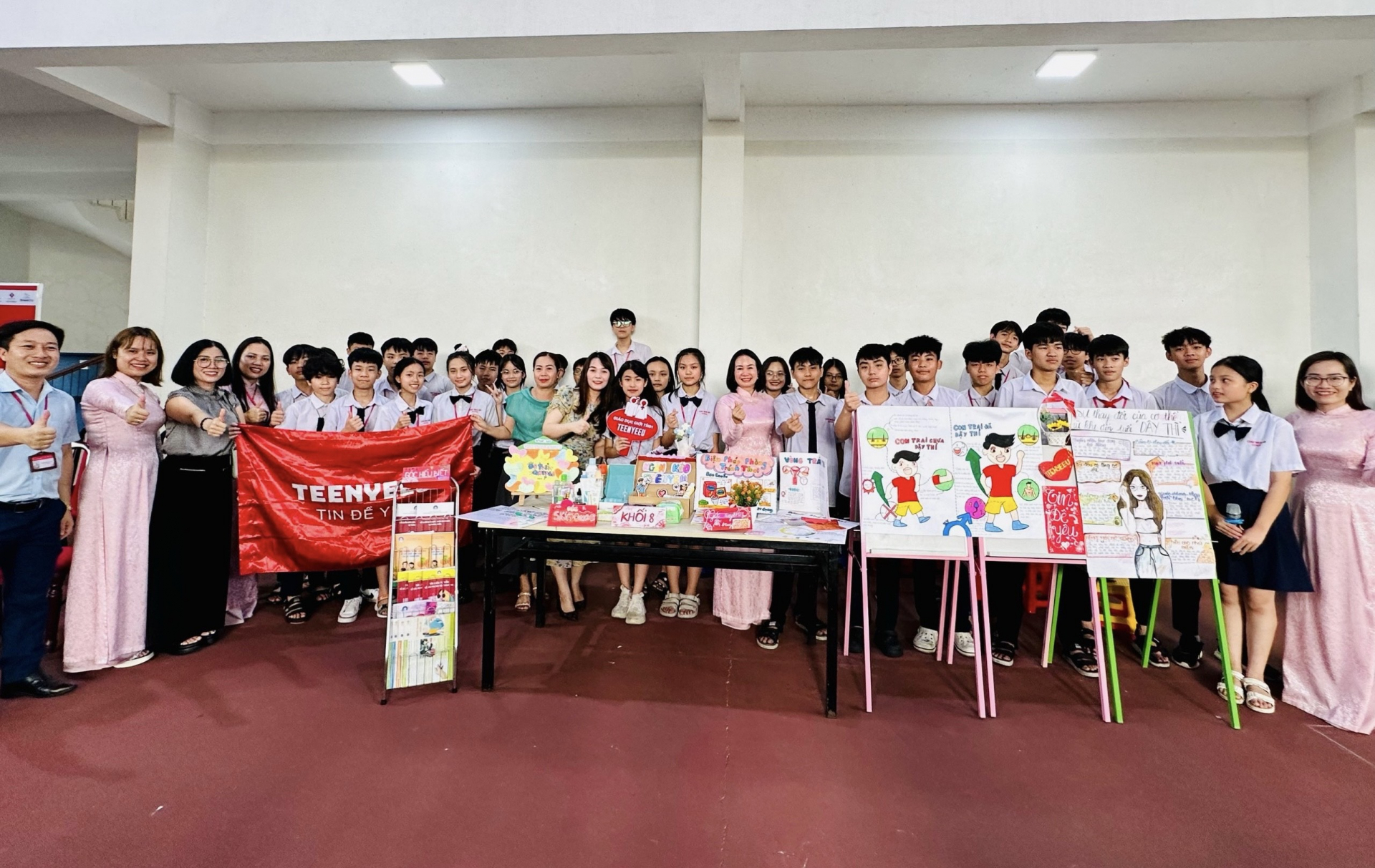 Các giáo viên, phụ huynh và học sinh tham gia nhiều hoạt động bổ ích tại chương trình.
