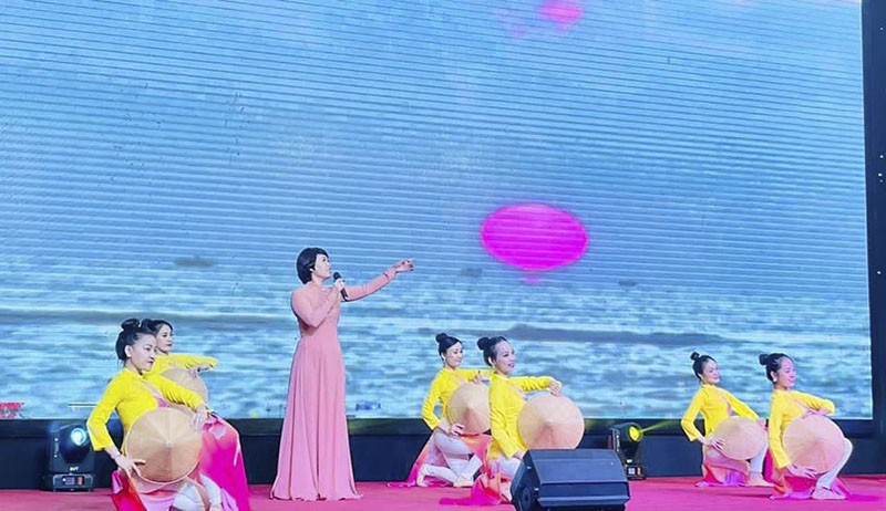 Ca sĩ Thùy Linh là gương mặt thân quen của người yêu nhạc Quảng Bình.