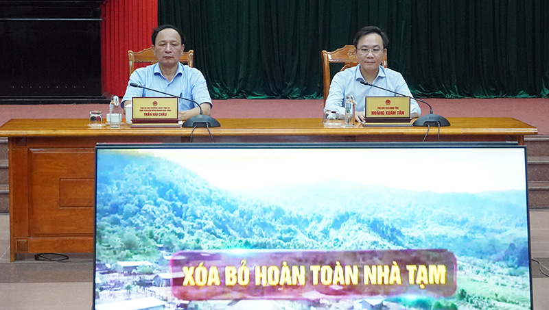Đồng chí Phó Bí thư Thường trực Tỉnh ủy, Chủ tịch HĐND tỉnh Trần Hải Châu và đồng chí Phó Chủ tịch UBND tỉnh Hoàng Xuân Tân dự lễ tại điểm cầu Quảng Bình