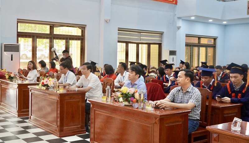 Các đại biểu tham dự buổi lễ.
