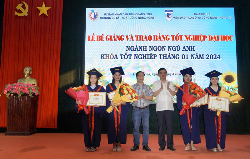  Đại diện lãnh đạo hai nhà trường trao thưởng cho các sinh viên có thành tích xuất sắc trong học tập và phong trào, hoạt động của lớp.