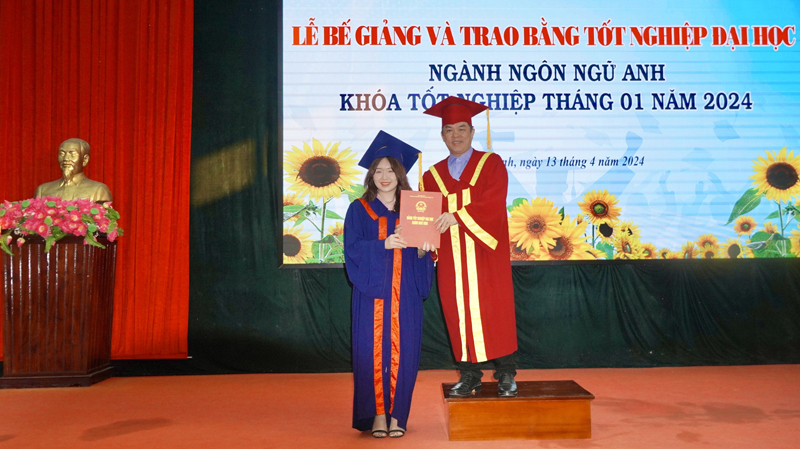 Trao bằng tốt nghiệp ngành Ngôn ngữ Anh cho các sinh viên.