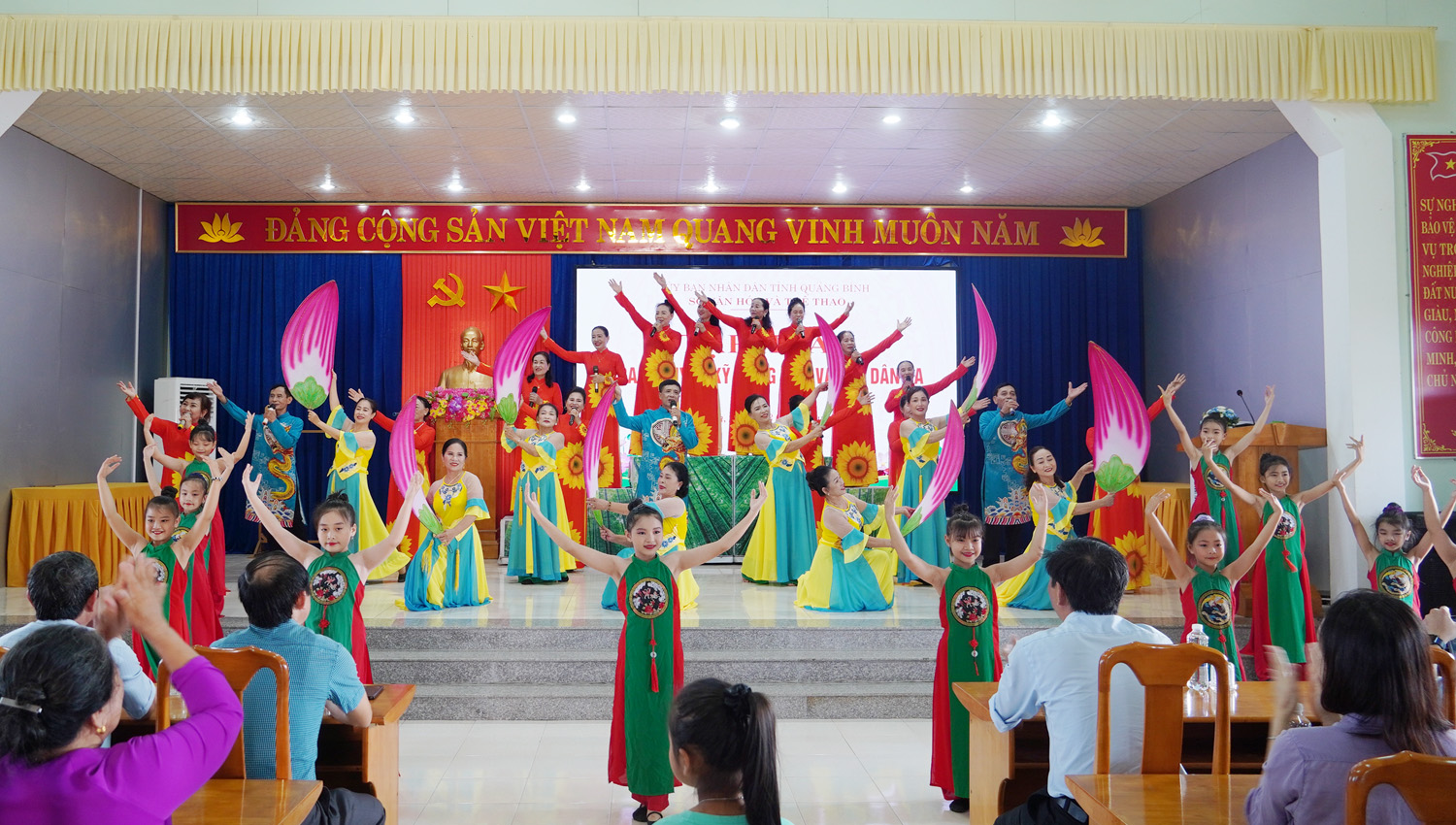 Tiết mục trình diễn báo cáo của học viên lớp đàn và hát dân ca xã Lộc Ninh.