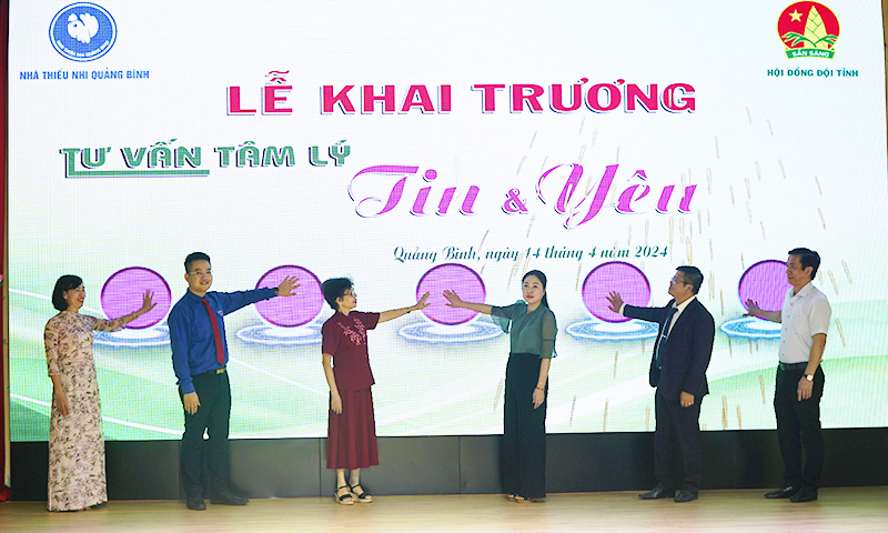 Đại biểu tham gia bấm nút khai trương phòng tư vấn tâm lý Tin yêu.