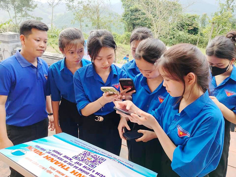 Hoạt động gắn mã QR giới thiệu các di tích lịch sử trong Tháng Thanh niên 2024.