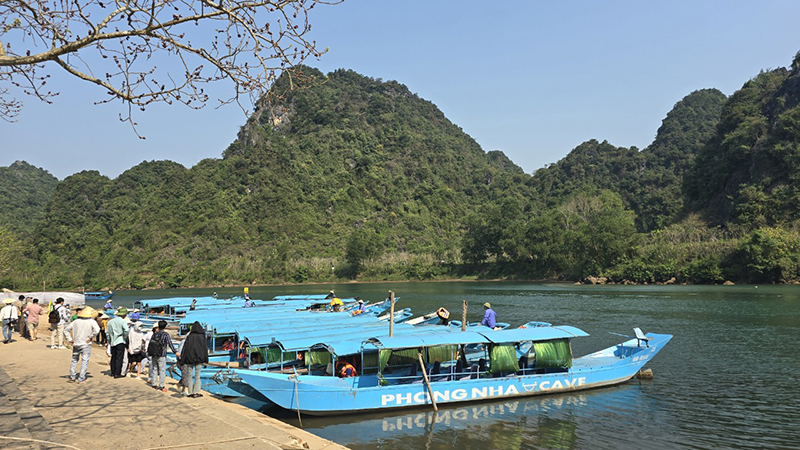 Du khách xuống thuyền tham quan động Phong Nha.