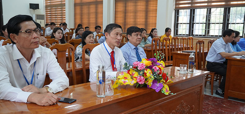 Các đại biểu dự lễ khai giảng.