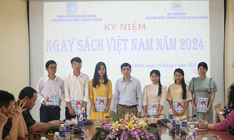 Ban tổ chức tặng quà cho bạn đọc tích cực và thành viên Ban chủ nhiệm Câu lạc bộ Sách QBU.
