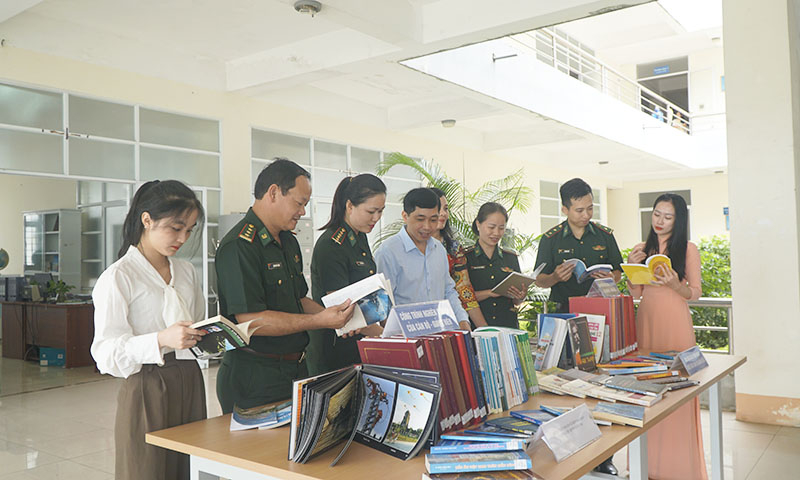 Tham quan triển lãm sách tại chương trình.
