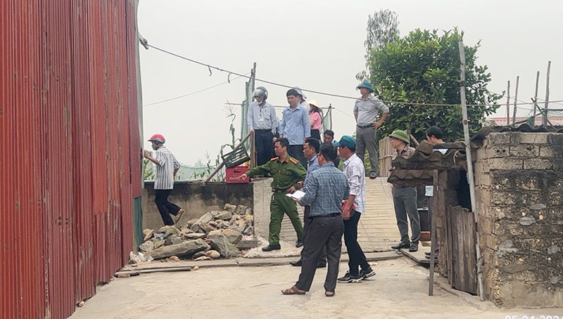 Đoàn kiểm tra liên ngành kiểm tra hiện trạng, gỡ khó cho người dân.