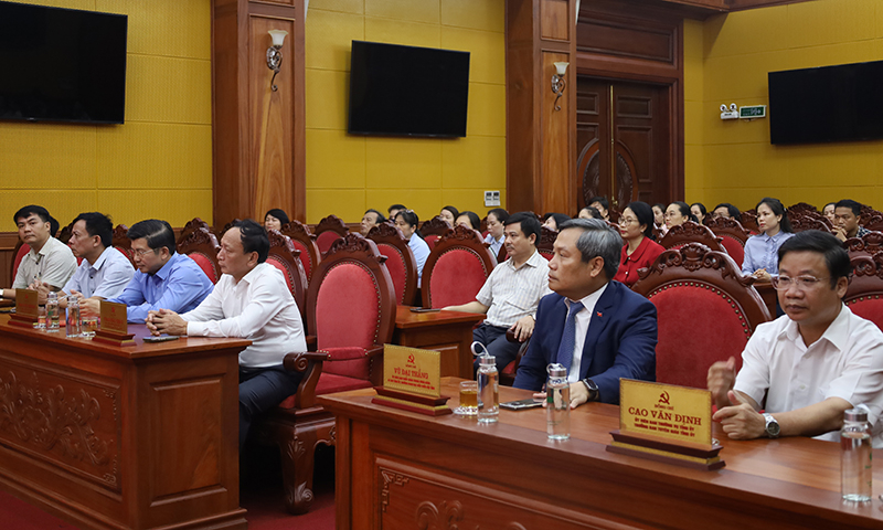 Các đại biểu tham dự buổi lễ.