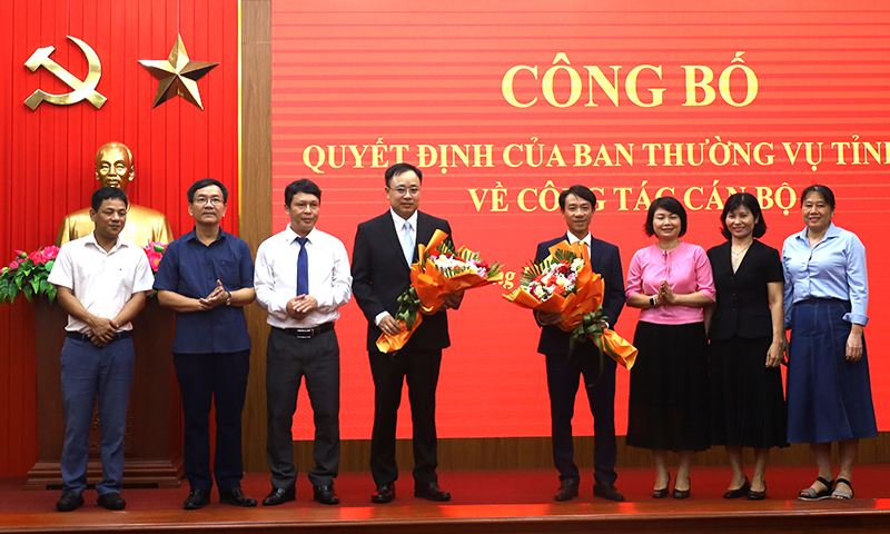 Đại diện lãnh đạo Văn phòng Tỉnh ủy tặng hoa chúc mừng đồng chí Nguyễn Nguyên Lực và đồng chí Diệp Tùng Lâm.