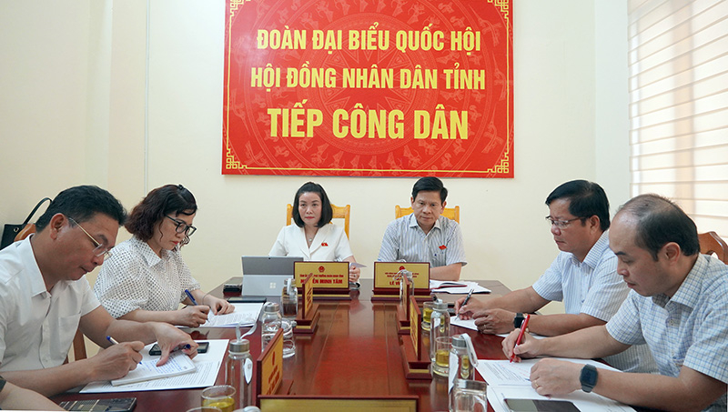 Các đồng chí lãnh đạo Đoàn ĐBQH và HĐND tỉnh tiếp công dân