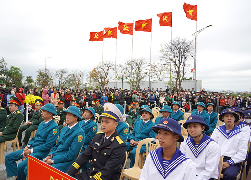 Lớp lớp thanh niên Đồng Hới sẵn sàng lên đường làm nhiệm vụ theo tiếng gọi thiêng liêng của Tổ quốc.
