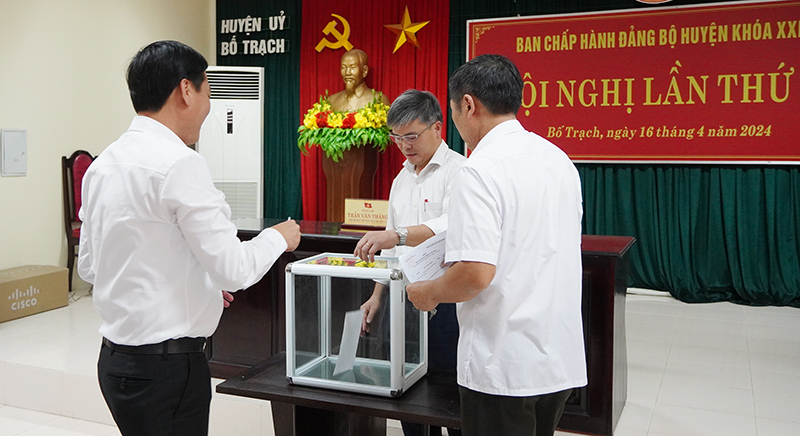 Các đồng chí trong Ban Chấp hành Đảng bộ huyện Bố Trạch bỏ phiếu bầu chức danh Bí thư Huyện ủy Bố Trạch.