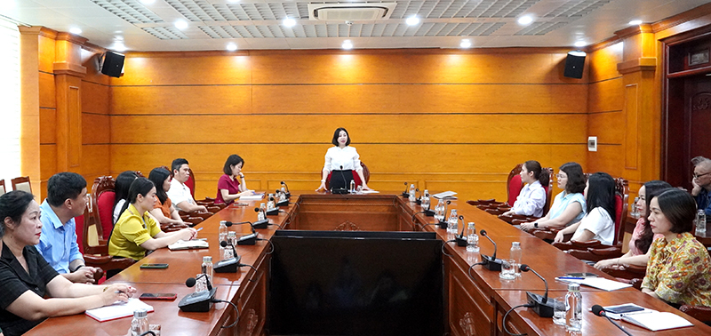 Trưởng ban Tuyên giáo Thành ủy Đồng Hới Lê Thị Thu Cúc định hướng công tác tuyên truyền.