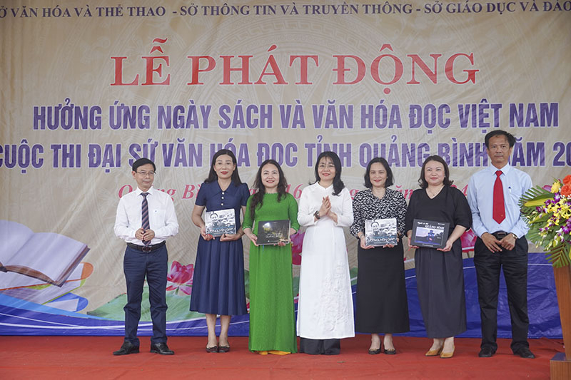 Sở Thông tin-Truyền thông tặng sách cho các trường học